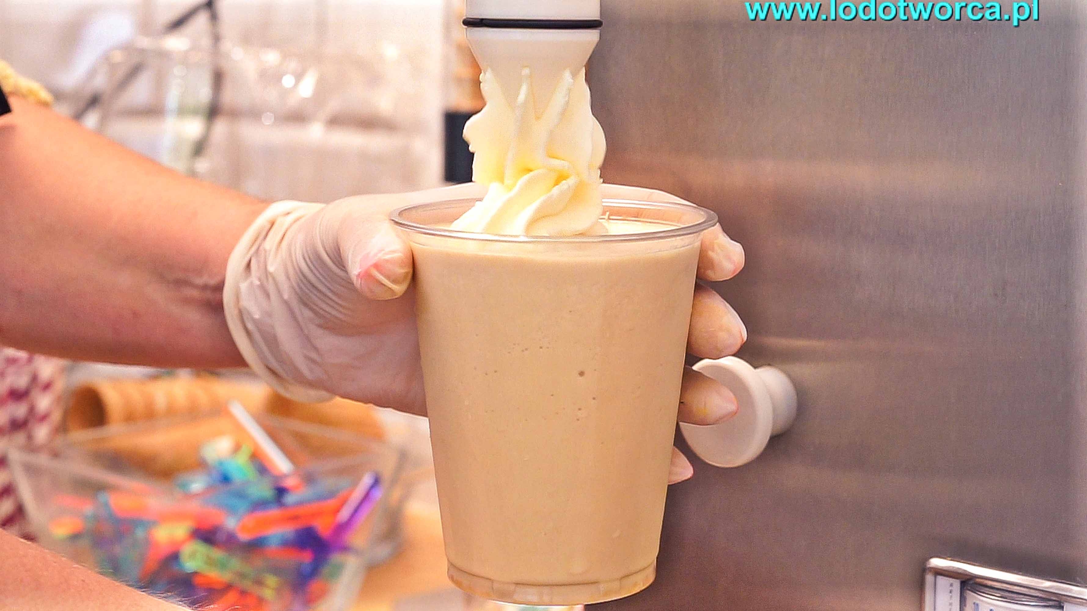 Milk shake Rzeszów - milkshake kawiarnia shake milkshake mrożonyjogurt lód włoski sorbet kawa cafe rurki z kremem deser lodowy bita śmietana soki frappe posypki polewy.jpg